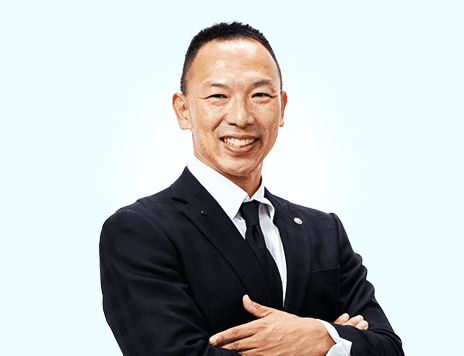 腕を組んで微笑む税理士・渡邊勝也